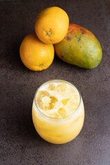 Bebida refrescante, exprimido, zumo de mango papaya y naranja 