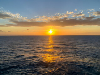 Obraz premium Radiant Horizons: A Mesmerizing Sunset Over the Sea