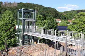 Moderner Fahrstuhl. Moderner Zugang zur Burg.