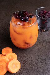 Zumo exprimido de zanahoria y frutos rojos. 