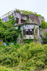 廃墟となった崖に造られた建物