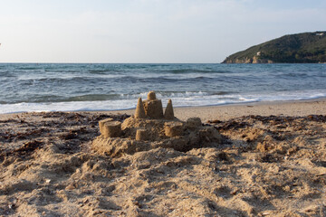 castello di sabbia sulla riva del mare