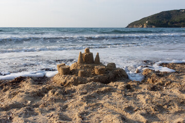 castello di sabbia sulla riva del mare