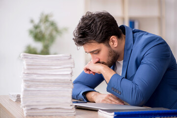 Obraz premium Young male employee working in the office