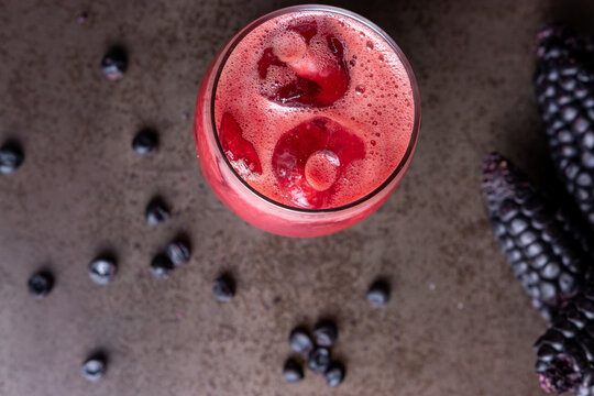 Preparando una chicha, coctail morado