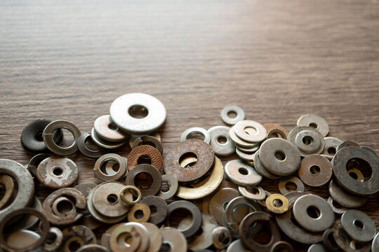 Imagen de primer plano de mont&oacute;n de Arandelas planas de acero, viejas, variadas, con espacio para texto superior