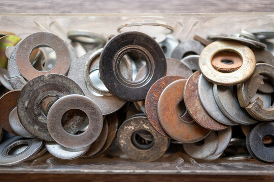 Imagen de primer plano de mont&oacute;n de Arandelas planas de acero, viejas y oxidadas