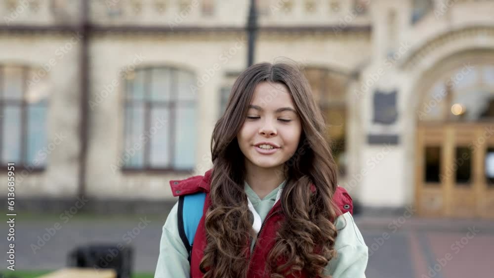 Poster happy school teen girl with backpack. slow motion of school teen girl in park.