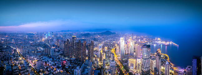 Obraz premium Qingdao Urban Coastline CBD Night Scenery Aviation