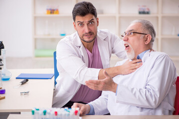 Obraz premium Two male chemists working at the lab