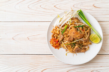 stir-fried rice noodles with pork