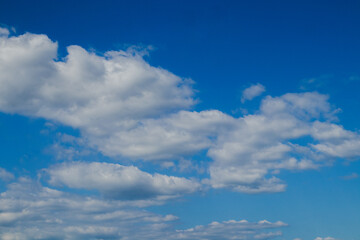 Beautiful blue sky There is a group of white clouds in a beautiful shape.