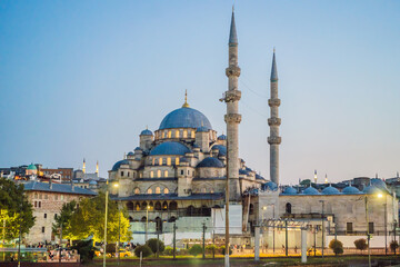 Fototapeta na wymiar Yeni Cami New Mosque in Eminonu Istanbul, Turkey
