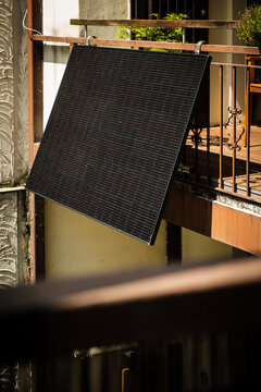 Solarpanel in einem Hinterhof, montiertes Balkonkraftwerk, D&uuml;sseldorf, Deutschland