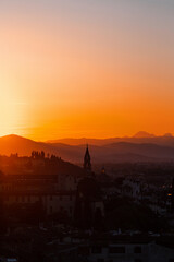 Obraz premium Skyline view at a city in tuscany at sunset