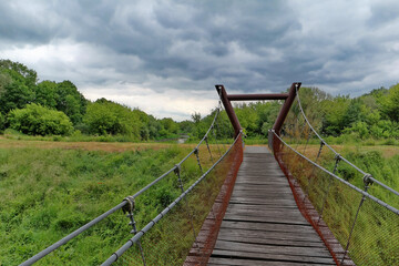 Most pieszy, drewniany, wiszący w Kryłowie.