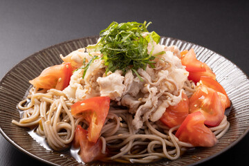 トマトと豚しゃぶの冷やし蕎麦