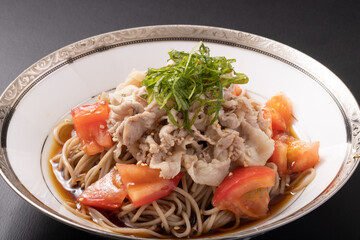 トマトと豚しゃぶの冷やし蕎麦