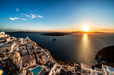 Sunset in Fira overlooking the caldera on Greek island of Santorini - obrazy, fototapety, plakaty