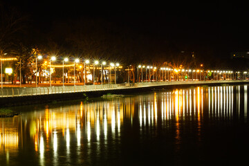 Fototapeta na wymiar lake and ligh in city at night