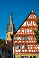 Baumannsches Haus und Turm der Pfarrkirche in Eppingen