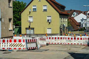 Straßenbaustelle mit Absperrungen