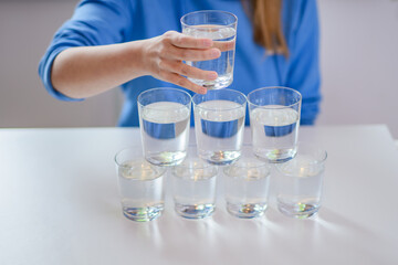 Zdrowe nawyki, picie wody, osiem szklanek dziennie