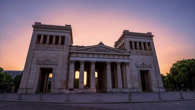 Timelapse Video of the Propylaea on K&ouml;nigsplatz (King's Square) in Munich, Germany, at sunset.