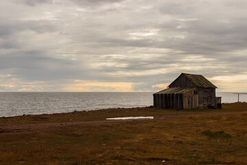 Fototapeta na wymiar Lonely house on the coast of the White Sea