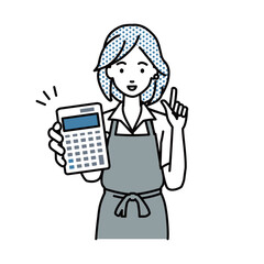 立って電卓を持ってこちらに向けて見せているエプロンをした店員の女性