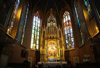 Fototapeta na wymiar altar de iglesia en cracovia