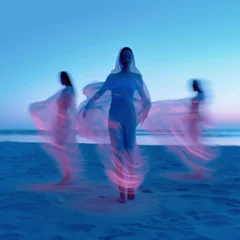 Foto op Plexiglas AI-Generated illustration of the Asian women dancing on the beach, showcasing the attractive intriguing beauty of Asian culture. The rich heritage and artistic expression of China © Guttersnipe