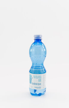 immagine editoriale illustrativa con bottiglia in PET riciclato di acqua minerale naturale su superficie bianca come sfondo