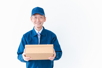 笑顔で配達をする高齢の男性