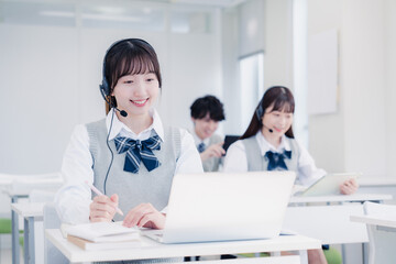 教室で授業を受ける学生