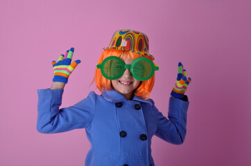 criança sorridente engraçada usando acessórios de festa colorido e roupa de inverno 