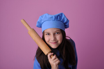criança menina sorridente com pão e roupa de padeiro 