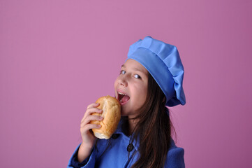 criança menina sorridente com pão e roupa de padeiro 