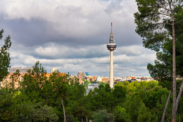 Obraz premium Communications tower of the capital of Spain in Madrid that stands out among the pine forest.