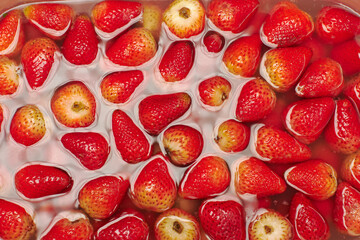 Fresas sobre agua de color rojo intenso