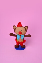 macaco fofo de pelúcia  colorido de circo alegre e dicertido 