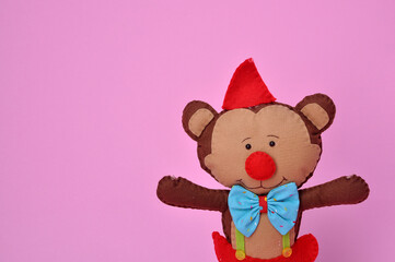 macaco fofo de pelúcia  colorido de circo alegre e dicertido 