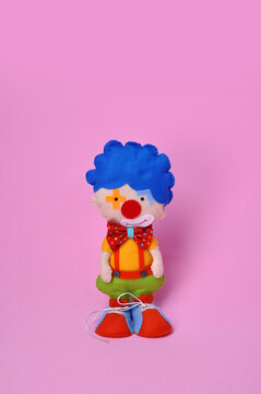 palha&ccedil;o fofo colorido de circo em fundo rosa 