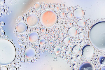 Arrière plan abstrait bulles - Huile dans de l'eau sur un fond flou multicolore