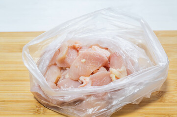 一口サイズにした鶏肉をビニール袋に入れる