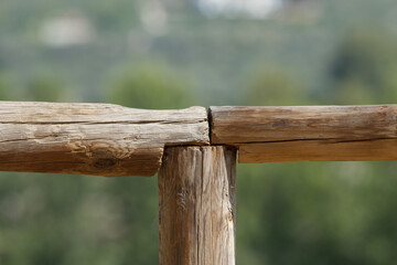 Unión en T de barandilla de madera del mirador en la Albufera de Gayanes, España
