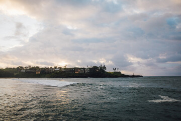 Obraz premium Beautiful and cloudy sunrise over Nawiliwili Bay in Kauai, Hawaii