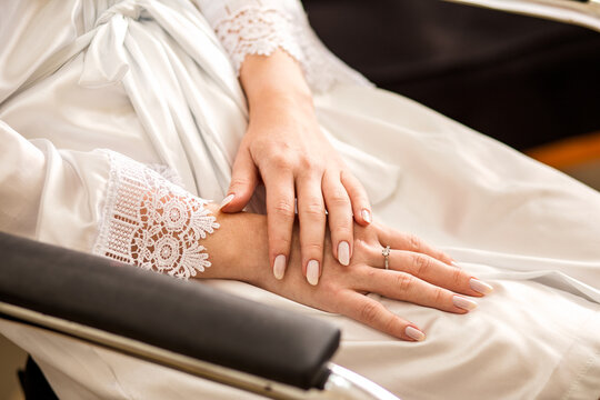 M&atilde;o da noiva com detalhe na unha 