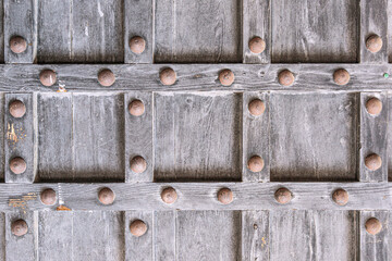 verwittertre Holzhintergrund mit Nieten aus Eisen beschlagen