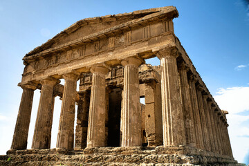 Obraz premium Temple of Concordia in the Valle dei Templi in Agrigento f Sicily, Italy.